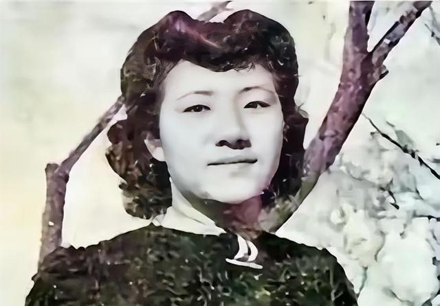 1934年，苏青结婚当天，在婚宴上亲眼撞见新婚丈夫正跟表嫂瑞仙打情骂俏——搂肩，