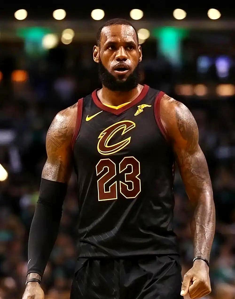 41岁詹姆斯破纪录当晚，摔碎湖人三连胜。
第四节冲篮撞上约基奇，整个人失重砸向