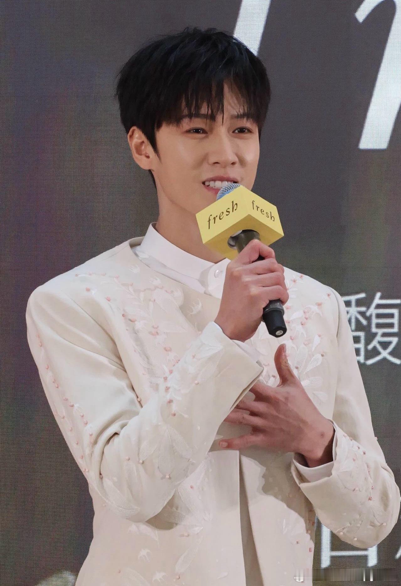 昀牵孟绕  昀牵孟绕 好帅 