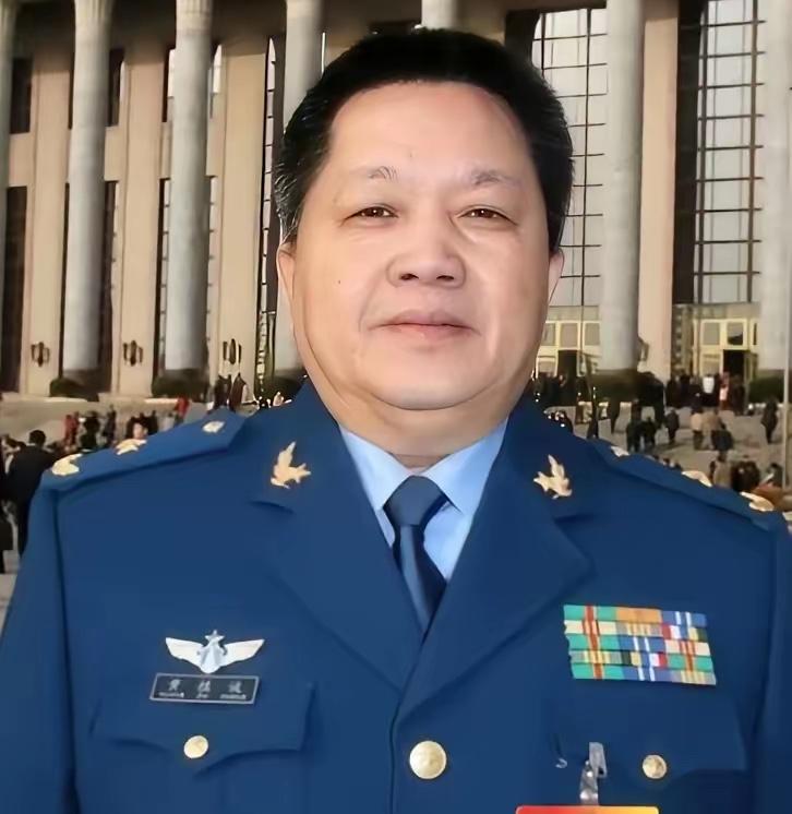 1981年，台湾飞行员黄植诚，驾驶最先进的飞机向大陆投诚，却被后座飞行员察觉，黄