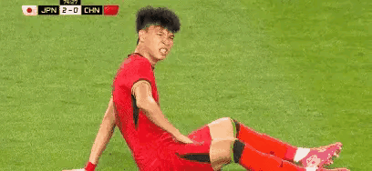 王玉栋就像个“弱鸡”！
日本队对位王玉栋的望月海辉，身高192cm，体重81kg