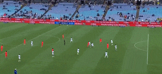 简洁高效！来看看张玉宁+韦世豪的破门时刻！

国足对阵库拉索，上半场补时阶段尾声