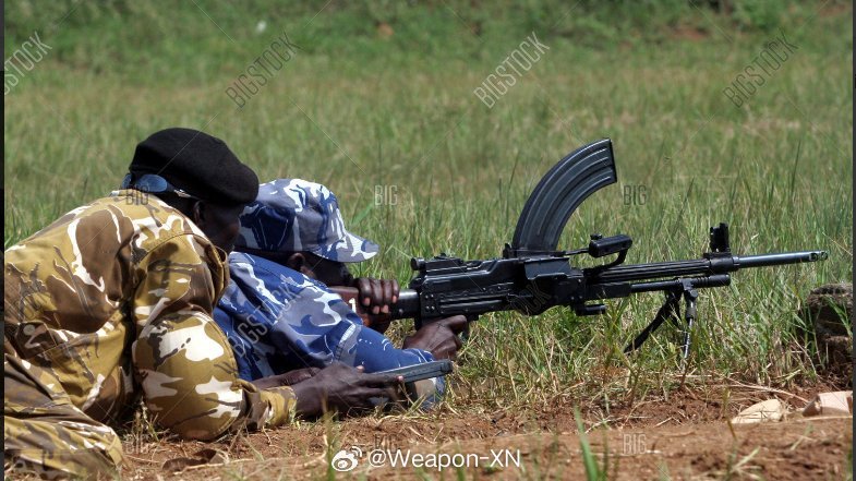 #兵器影像[超话]# 乌干达警察使用朝鲜制造的 7.62 x 54 毫米 73 