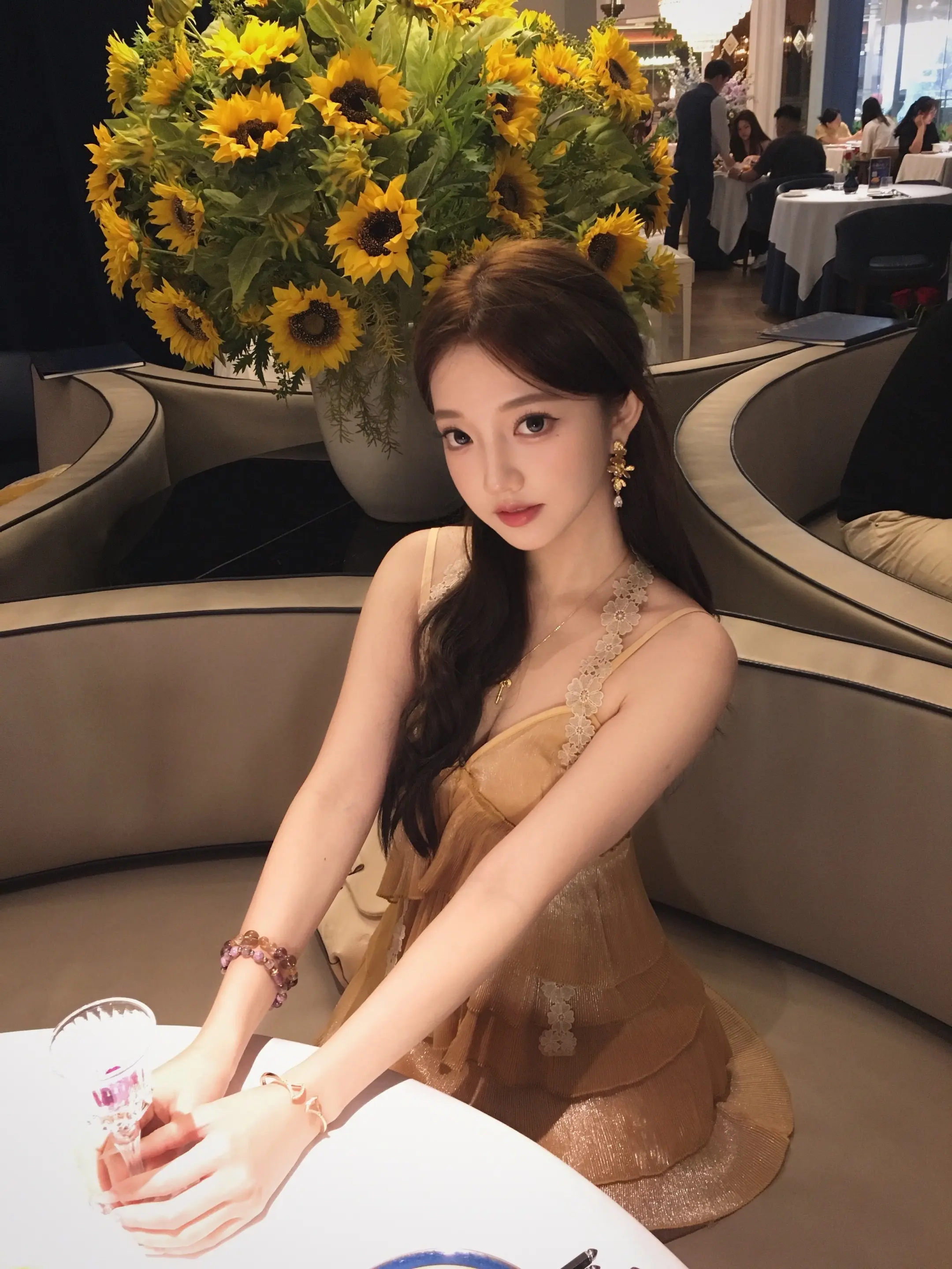 姐姐的存在就是为了接住你的眼泪和拥抱你呀。