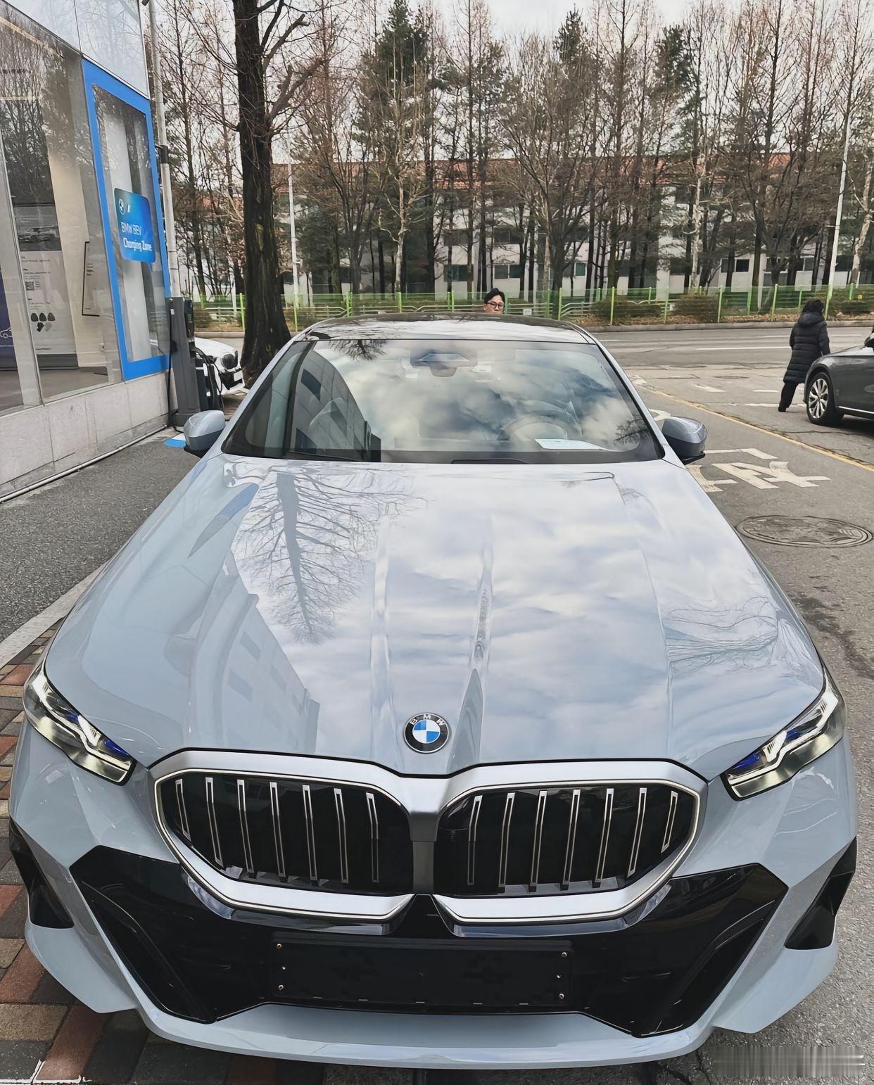 国产第八代BMW5系价格发布43.9W起，新款5系棱角分明，外观更多的是偏向运动
