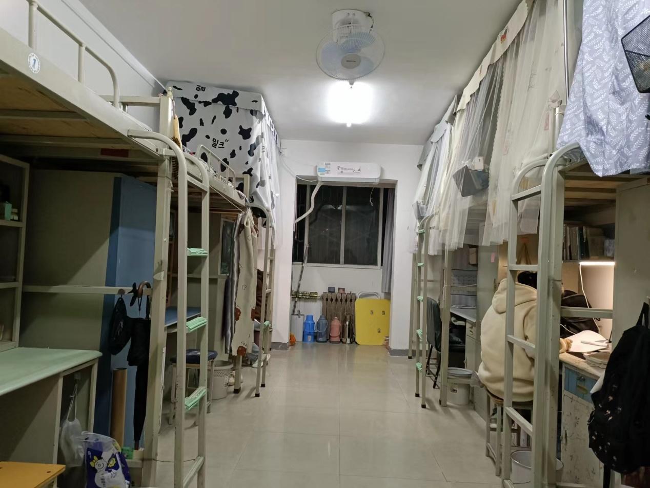 今天睡午觉，突然恍惚了一下，好像被拉回了学生时代。那是周末的下午，天都快要黑了，
