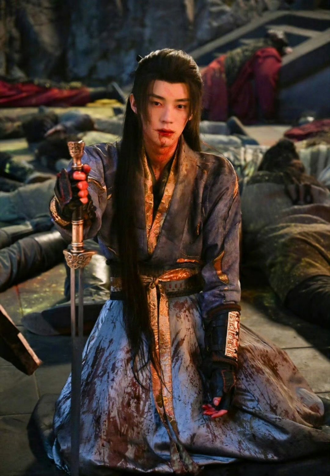 周翊然江湖夜雨十年灯战损妆这个角色真的就是很有魅力的了 