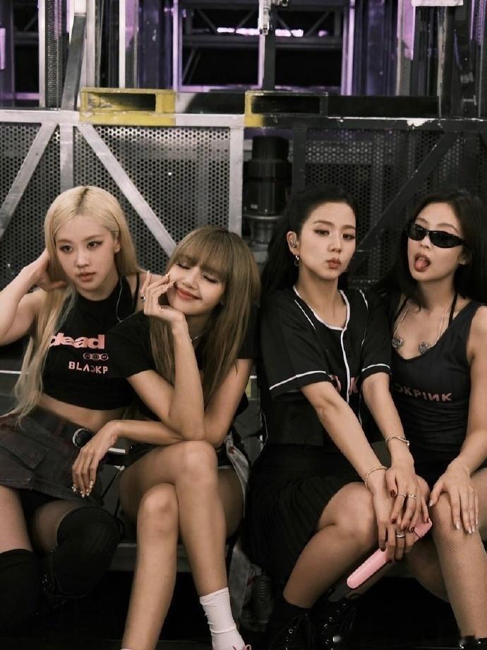 金智秀晒 Blackpink 合照，与 Jennie、Lisa 的单人照超有氛围