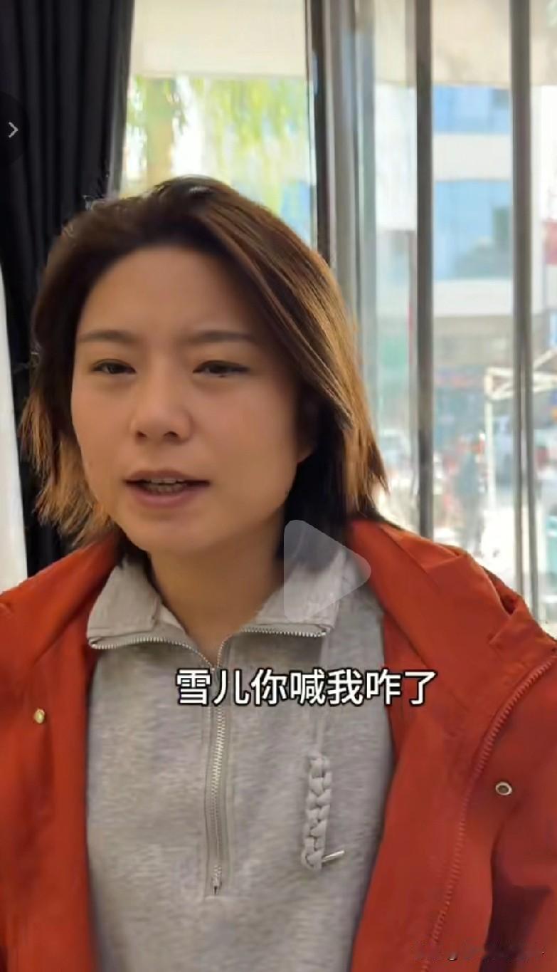 黑梅梅当了一天服装店老板，感觉她可以去直播带服装了，真的会搭，好看好看[呲牙]她