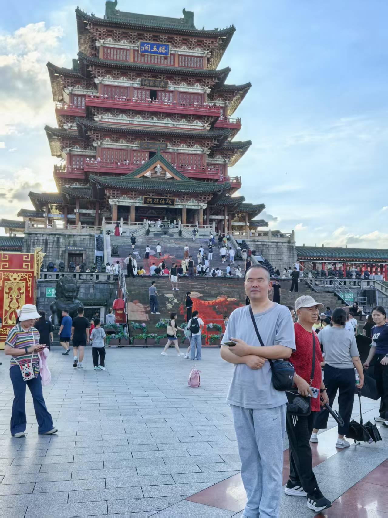 深夜记。夜还不够深，我就不够困。喝了杯凉白开，不是咖啡，也不是茶。再等一会，夜就