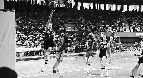 1981年11月，中国女篮访美，与NCAA球队打了多场友谊赛。但没人注意到，当时