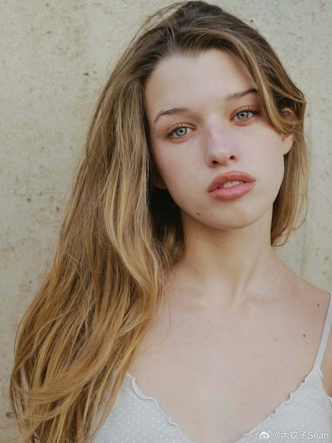 ever anderson艾尔安德森新肖像照一枚，清冷少女摄于巴黎，由Ever的