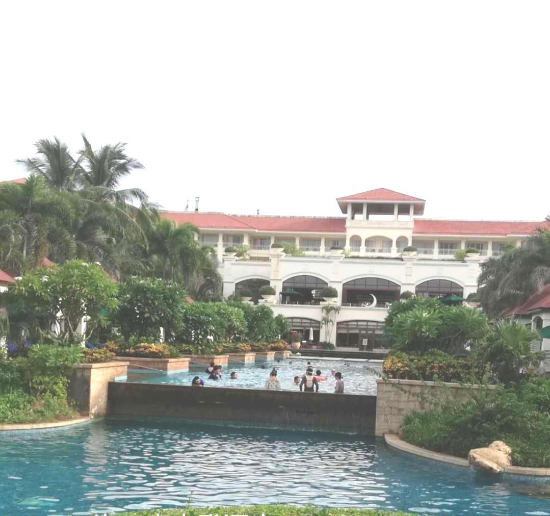 公园湖边美景随手一拍去海南省海口市旅游期间，在秀英区喜来登大酒店入住时，看到这美