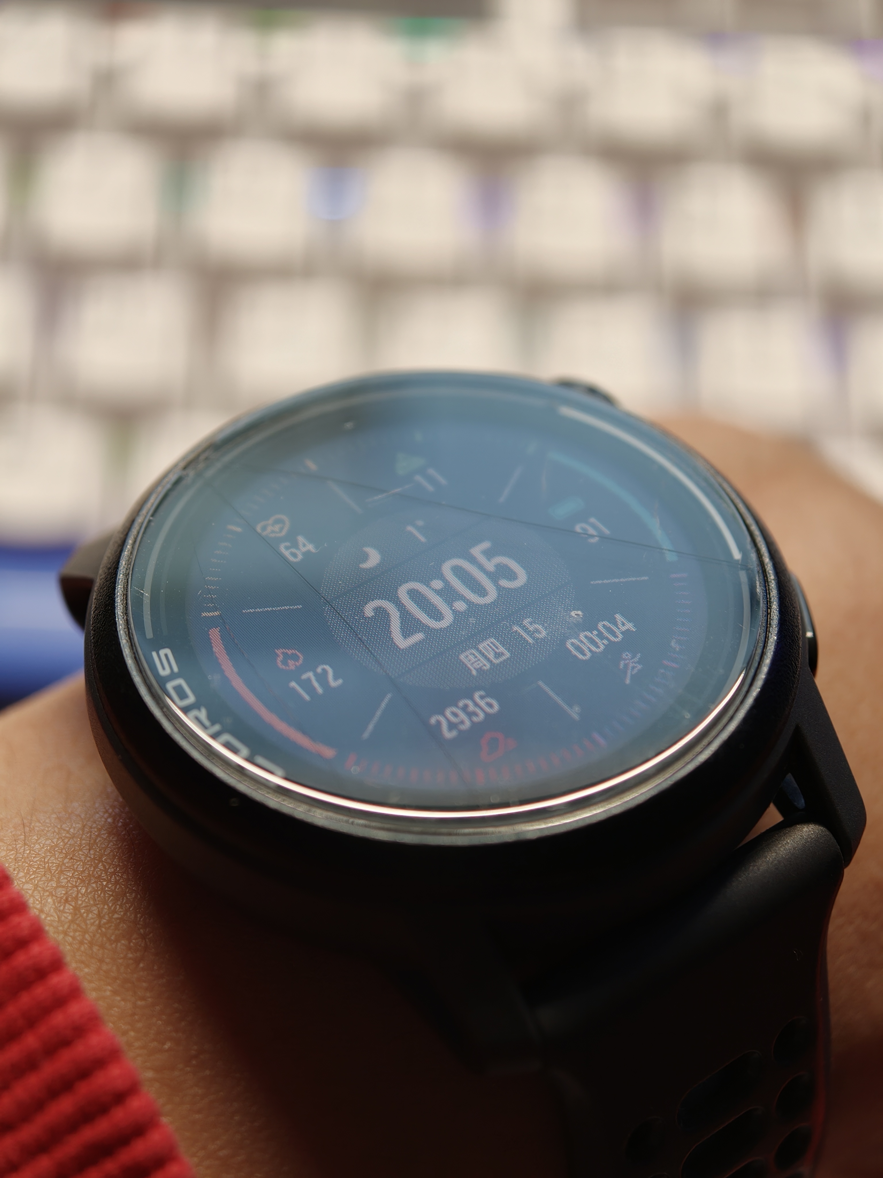 大家戴智能手表都贴膜吗为什么我的贴膜总是碎啊，明明没感觉撞到什么东西。。。 