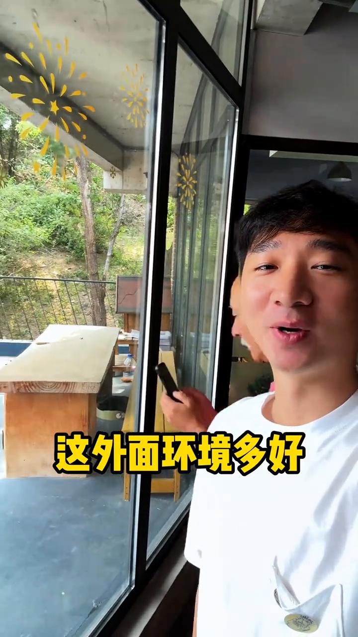 大家看我们公司外面环境多好，玻璃擦。