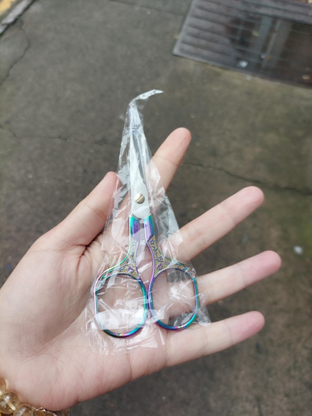 网上买了一把小剪刀，材质是不锈钢的，才花3块8，颜色看起来非常高级，墨绿色的花纹