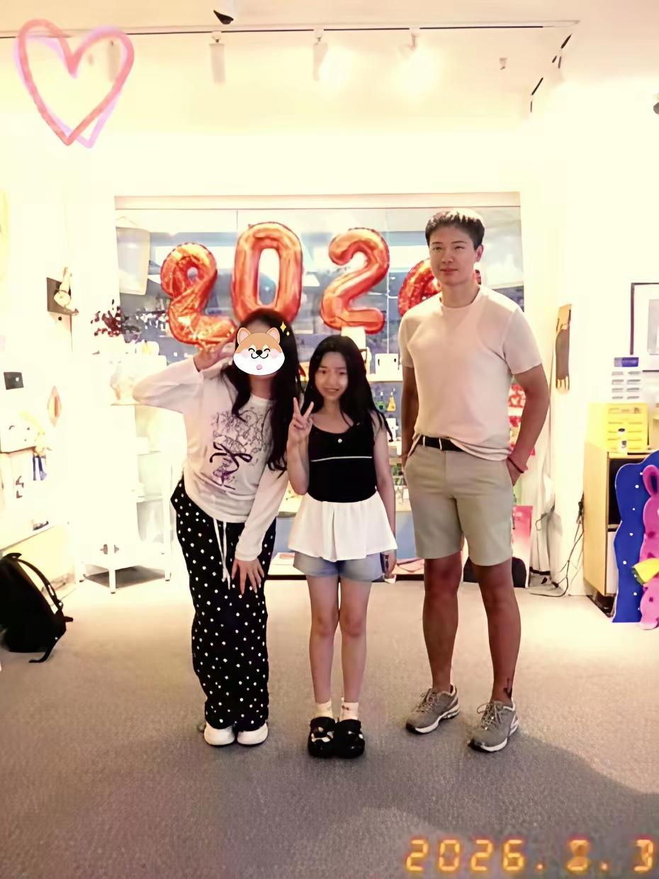 高云翔陪女儿画画路透，小酒窝酷似父亲，优越外形依旧出众 