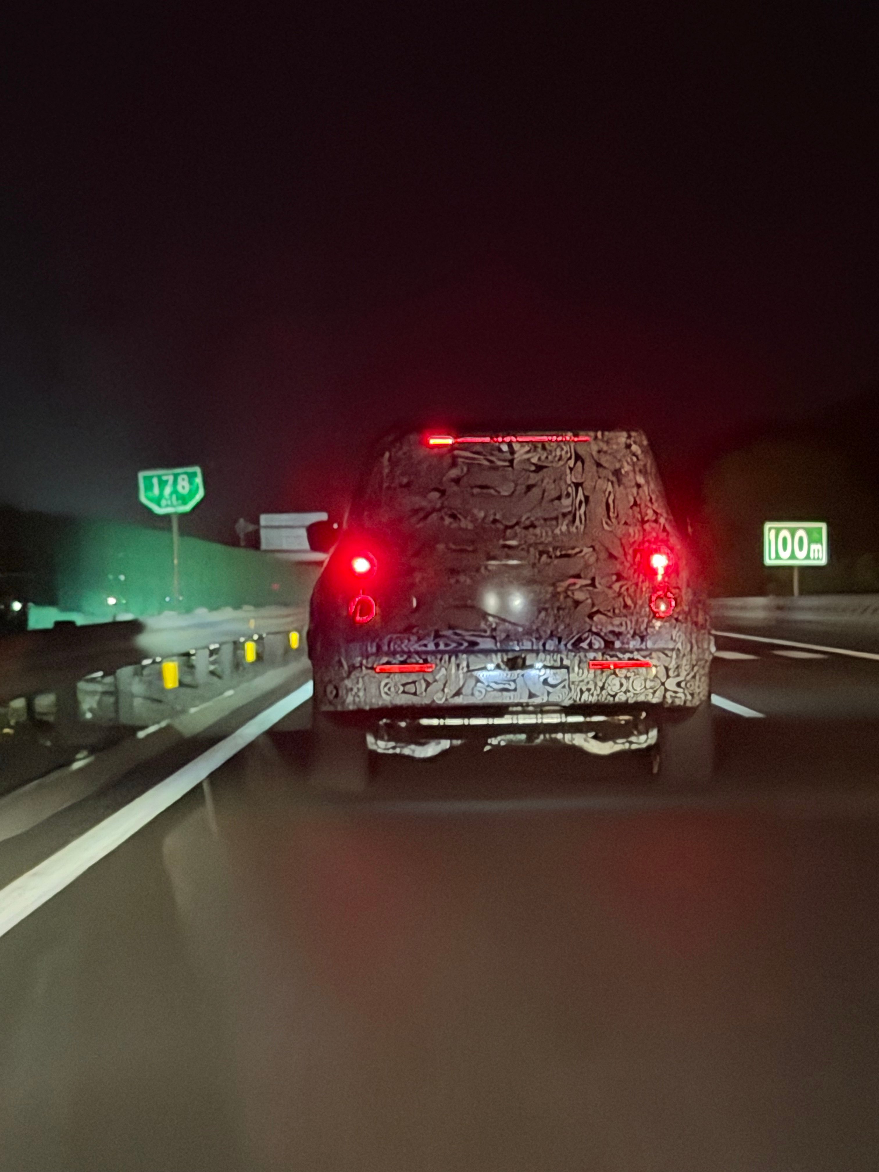 享界方盒子在六环上我跟了他一路我认不出来这是个什么车我超过他以后他一直开着远光灯