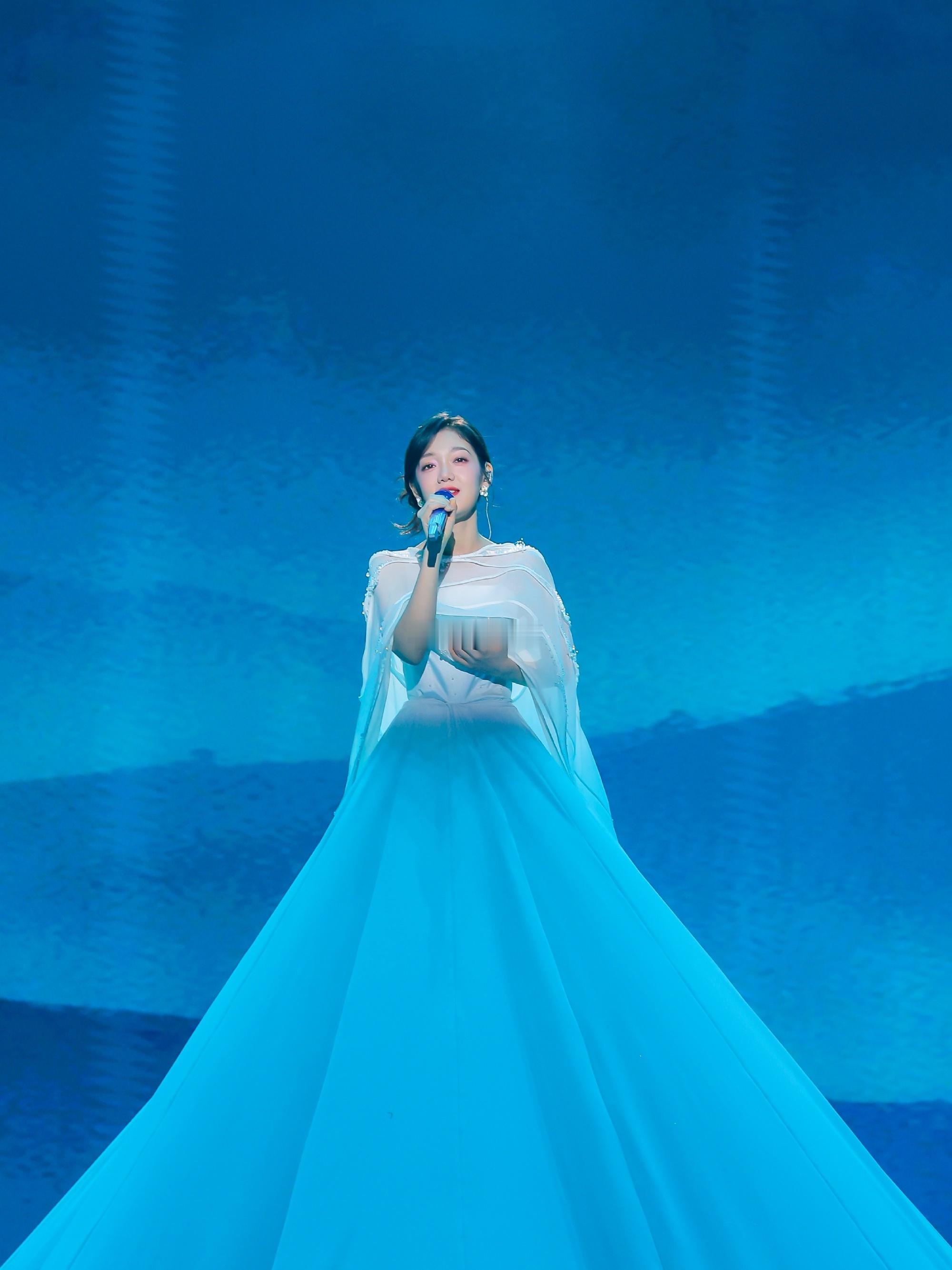 那不是山是希林娜依高以为是山没想到是她的裙子被这条“会变色的山裙”美到失语！在《