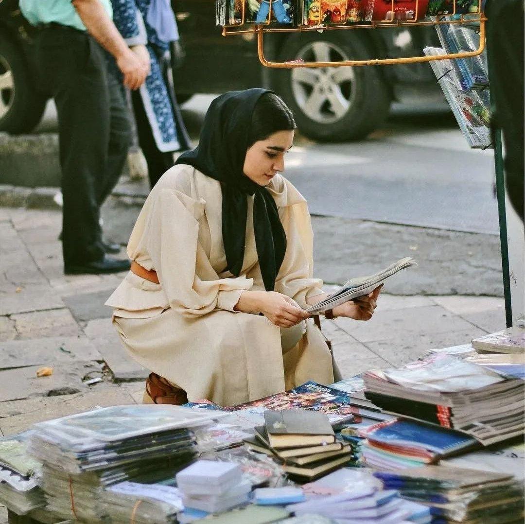 在伊拉克，在图书市场，书籍晚上仍留在街头。伊拉克人说读者不会偷窃，而窃贼不会读书