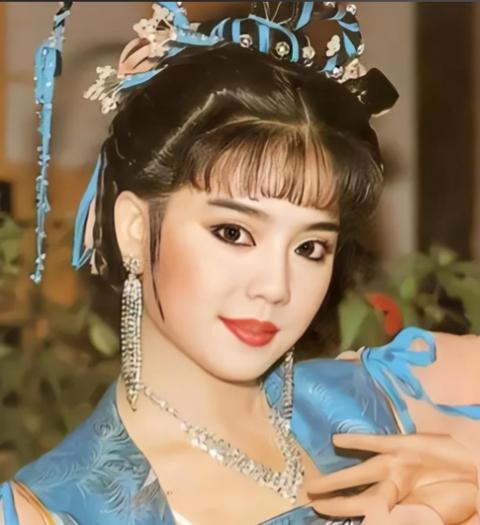 看到年过半旬的狄莺还要到处接商演，真的是令人唏嘘。

年轻时的狄莺多美啊，胶原蛋