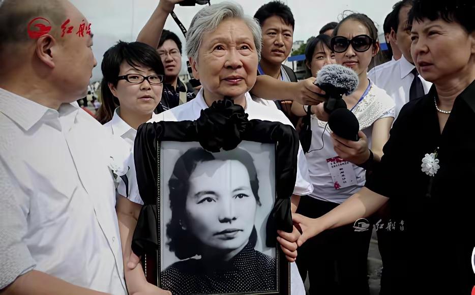 六十载孤魂终归故里 朱枫烈士骨灰的跨世纪归途

2010年深秋，白发苍苍的朱晓枫