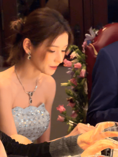 网友在上海和张予曦一起吃饭在上海偶遇张予曦吃饭，真人状态真的太绝了。春日造型温柔