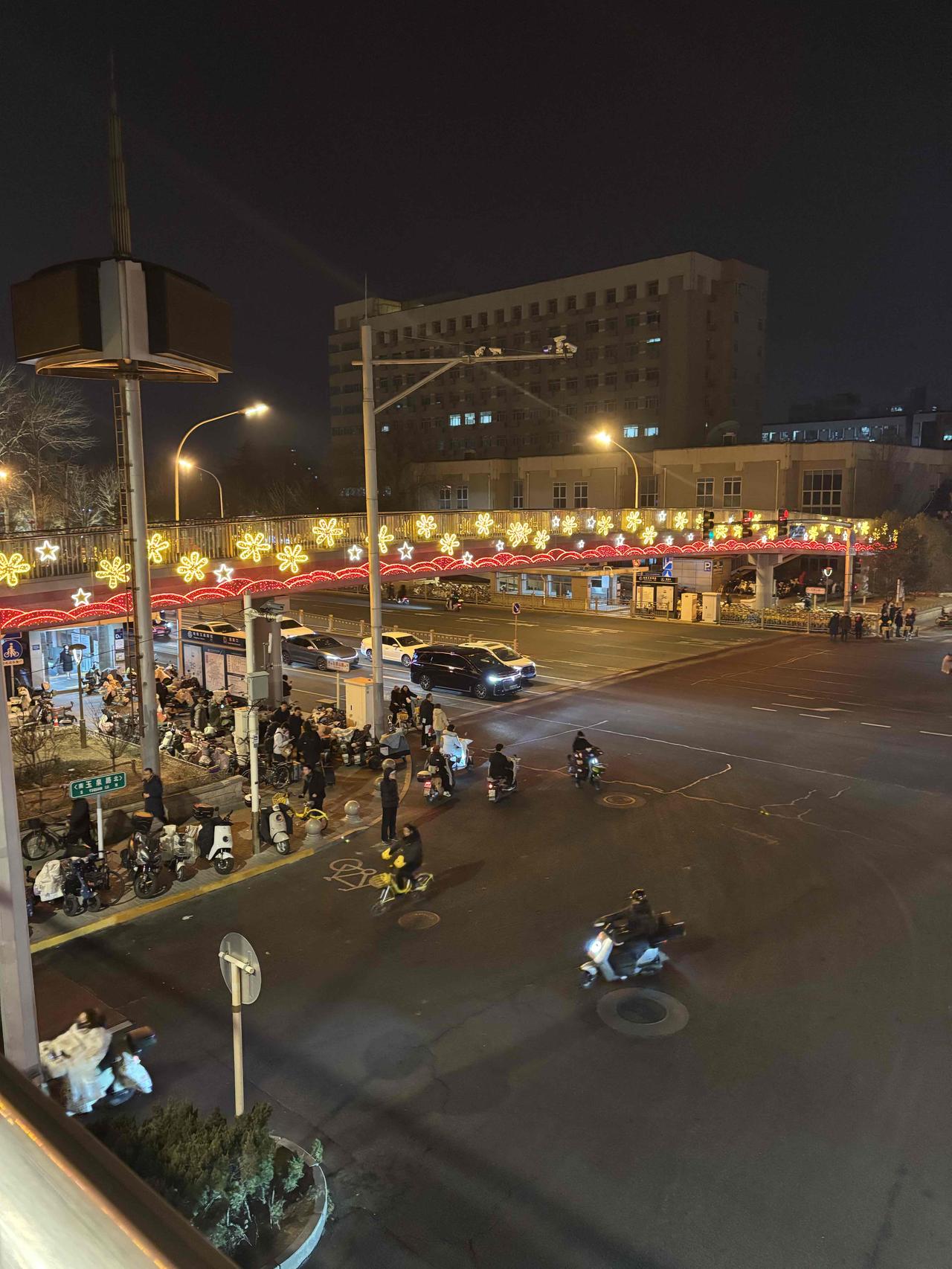 春节越来越近，城市开始渐渐披上节日的盛装