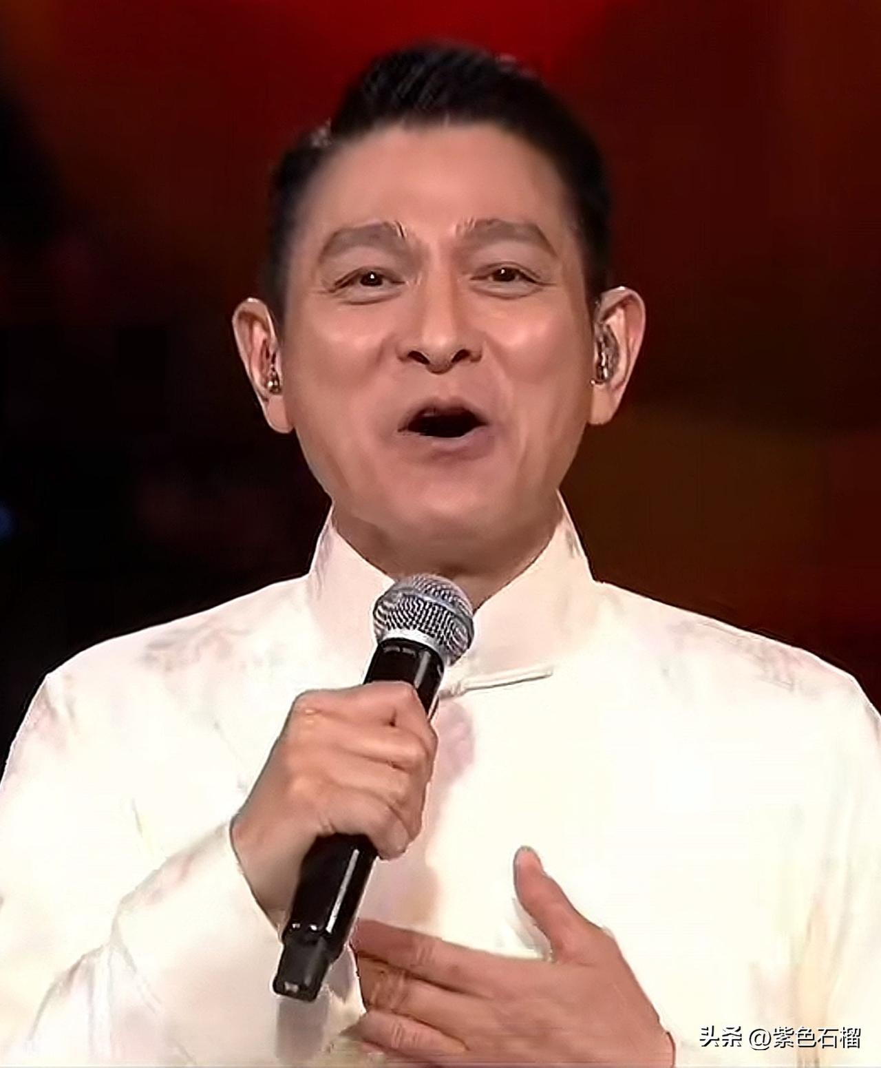 汪峰恐怕做梦都想不到，
年逾五旬的他在演唱会上唱破音，
遭观众诟病。
而64岁的