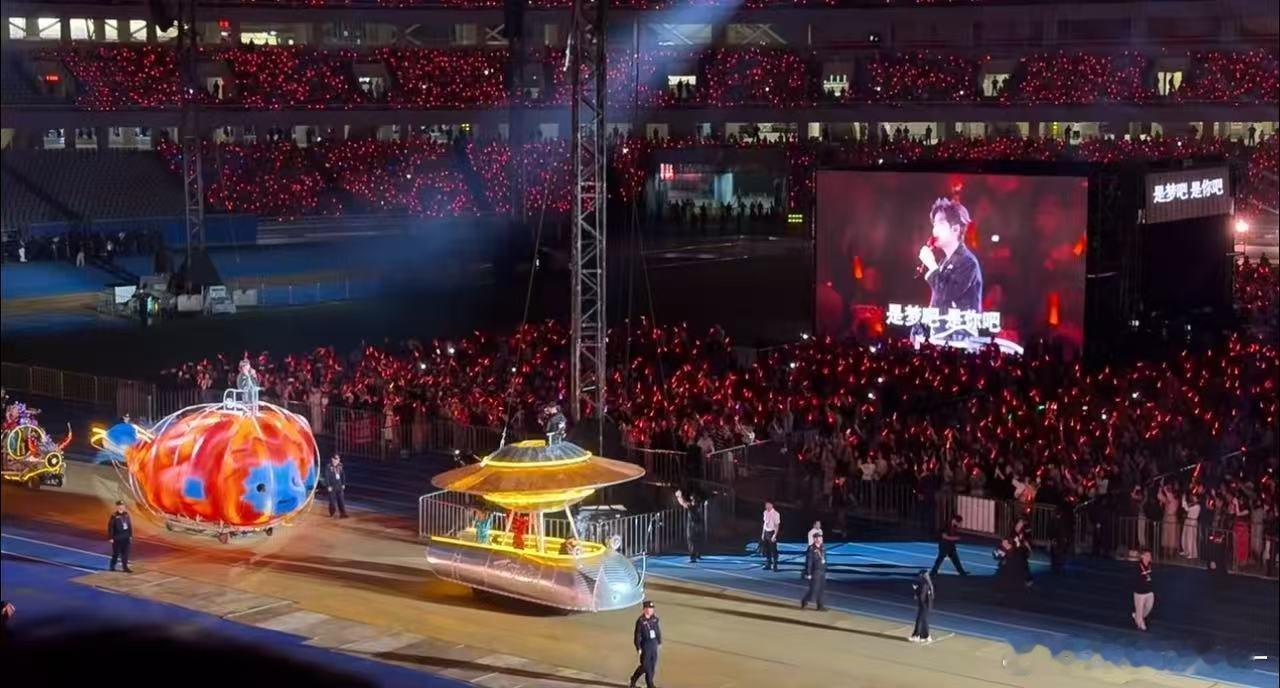 陈楚生真有心，花车真的勾起了满满的回忆啊！把演唱会做成了游乐园，还是环保版的，南
