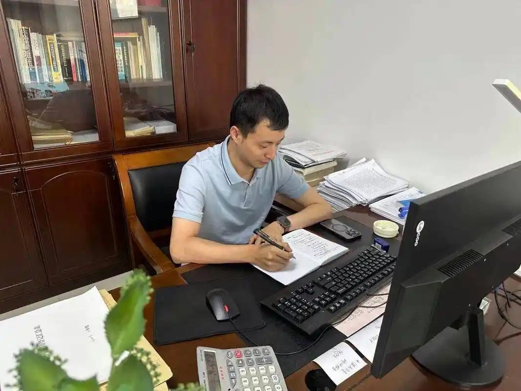 晨会上，经济发展中心王主任突然辞去了领导职务，大家听了思想顿时僵滞会场一片哗然…