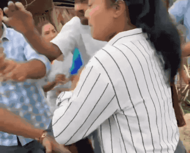女人何苦羞辱女人：印度女店主被多名女性当场扒衣服，就是因为路边摊位纠纷！近日在印