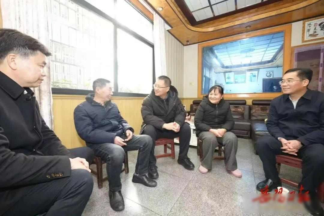 张超女儿画里的爸爸，三年没变的相框，沉默比掌声更真实

张超来自岳阳，在2016