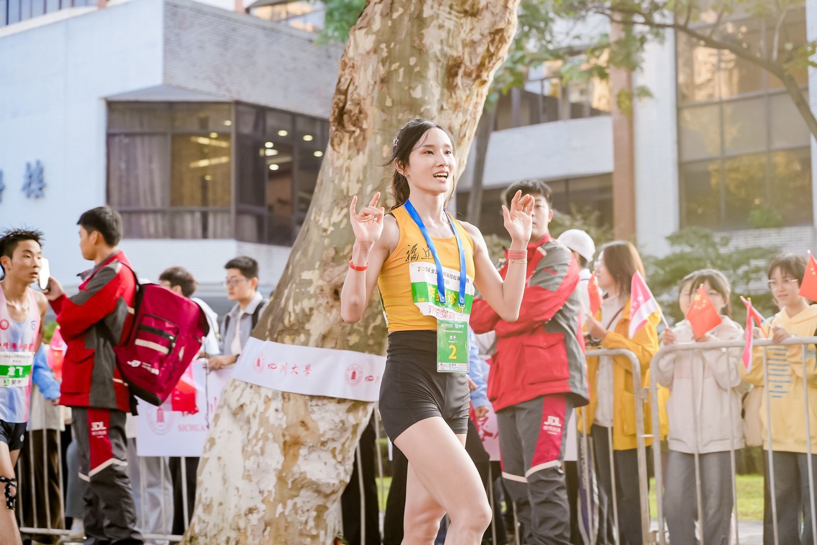 #成都马拉松# 恭喜美珍夺得半马锦标赛亚军，1小时11分58秒，生涯第三个71分
