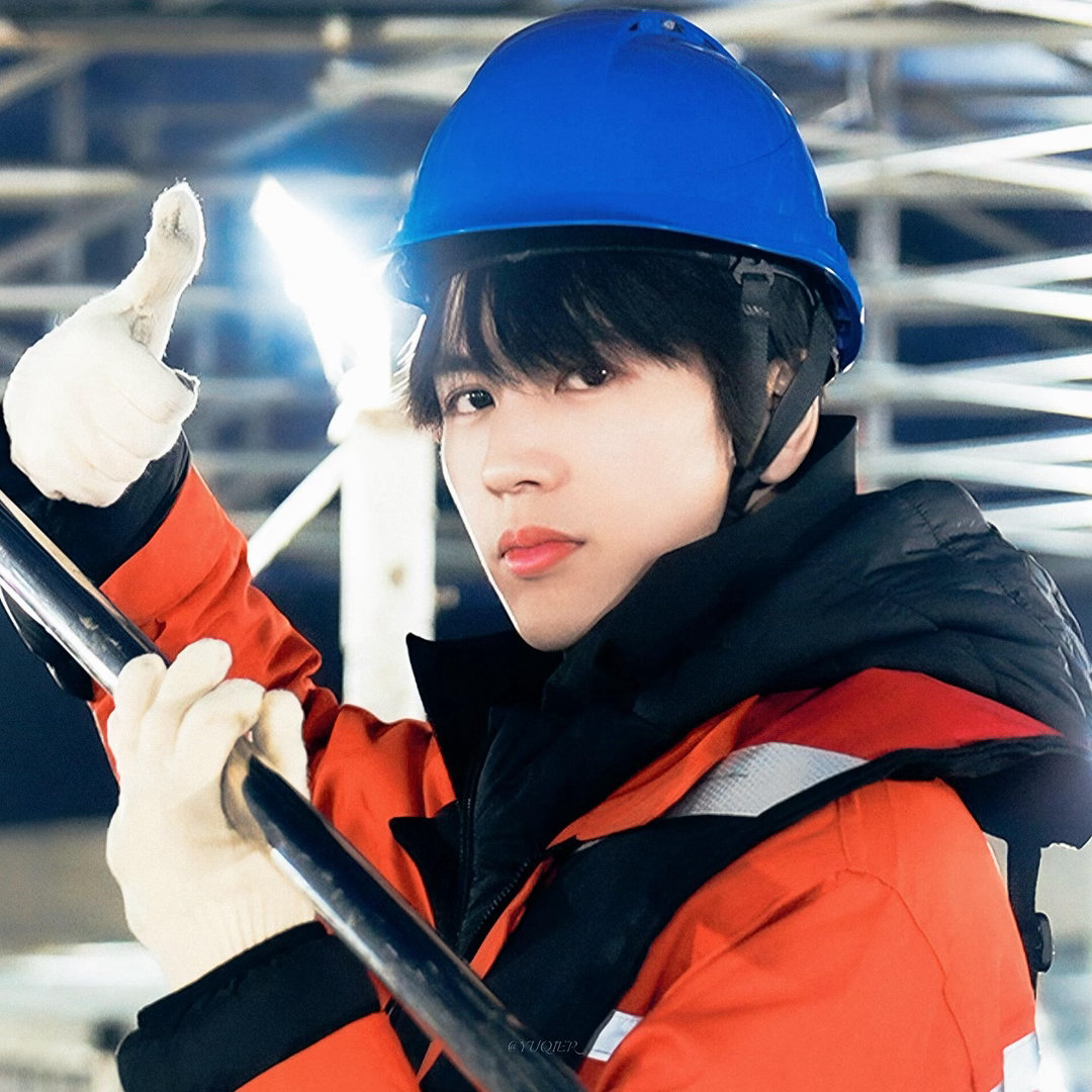 张凌赫张凌赫说纪录片更自由纪录片里的张家玮，比红毯上的张凌赫更自由。希望他能经常