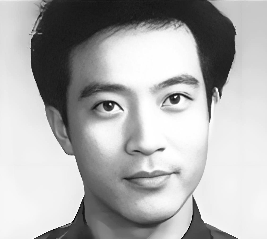 一张黑白老证件照，藏着一段特别的人生。曾经站在万众瞩目的舞台，用幽默治愈无数观众