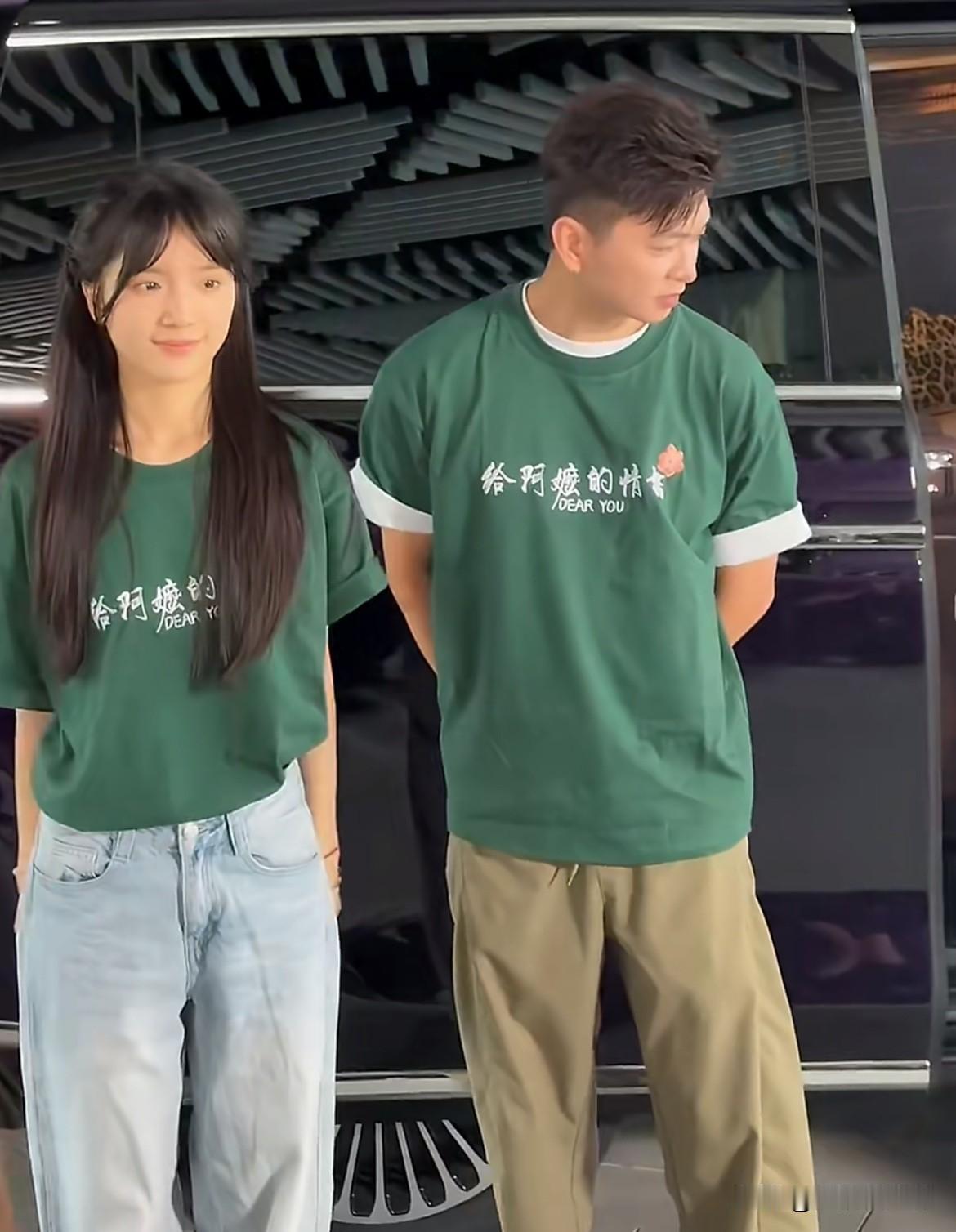谁懂！电影之夜红毯上，00后潜力小花李思潼直接身着剧组工服亮相。摒弃了各式华丽繁