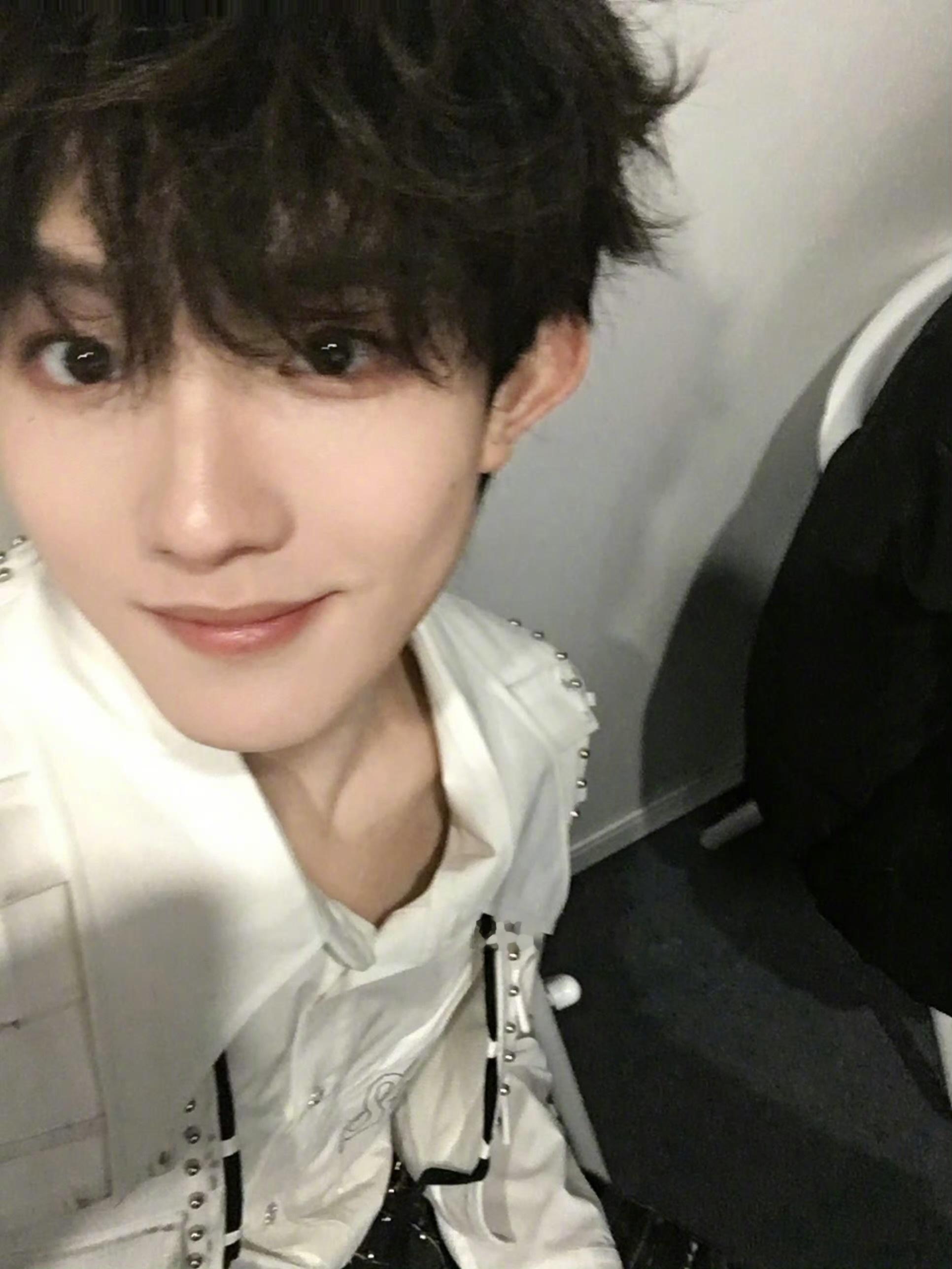 苏新皓 我还要发一百年微博 晒微博之夜后台自拍live，“我爱微博！我还要发一百