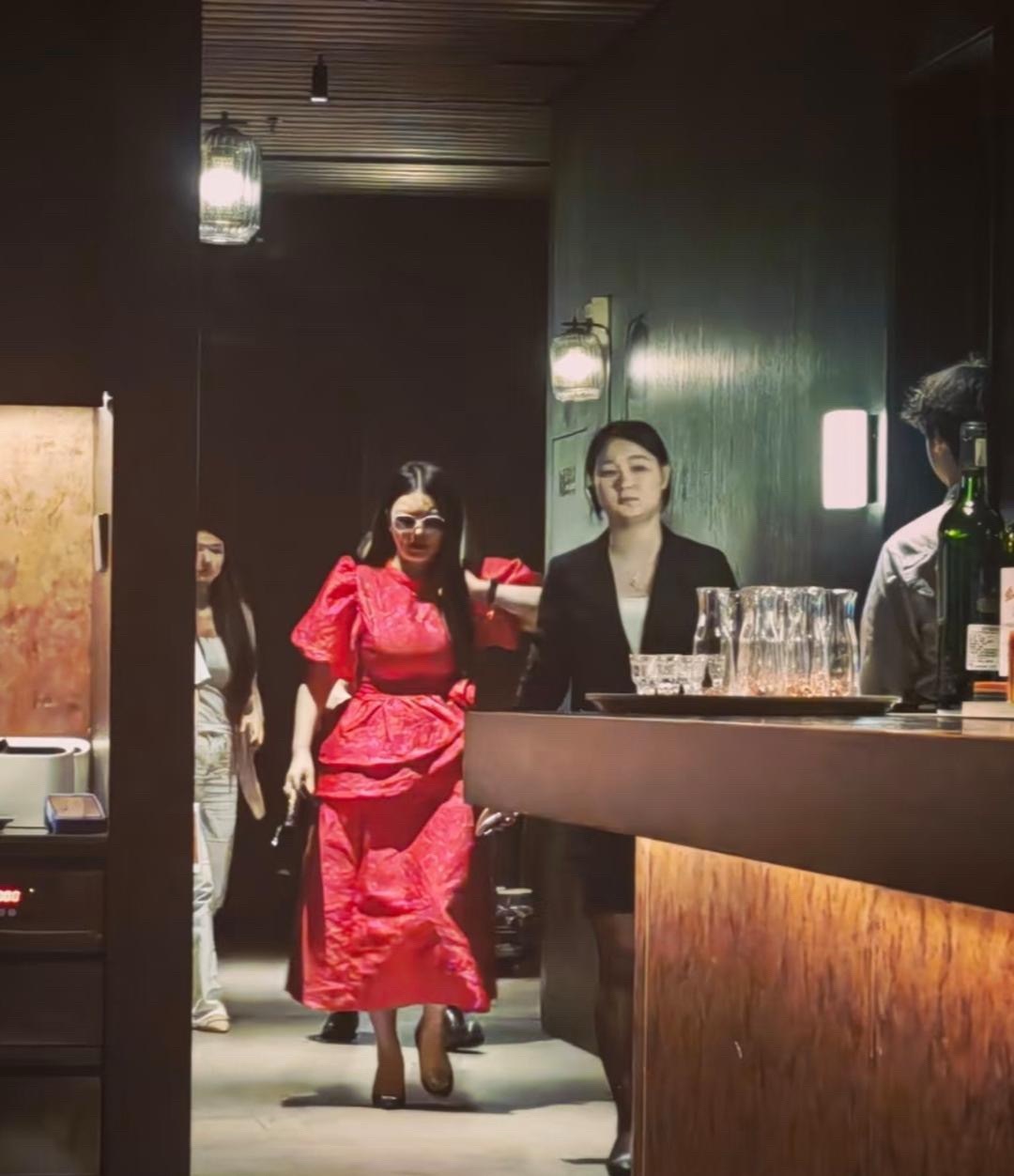 50岁李湘现身湖南一间餐厅吃饭，她的打扮贵气十足，身材瘦了好多，整个人变化挺大的