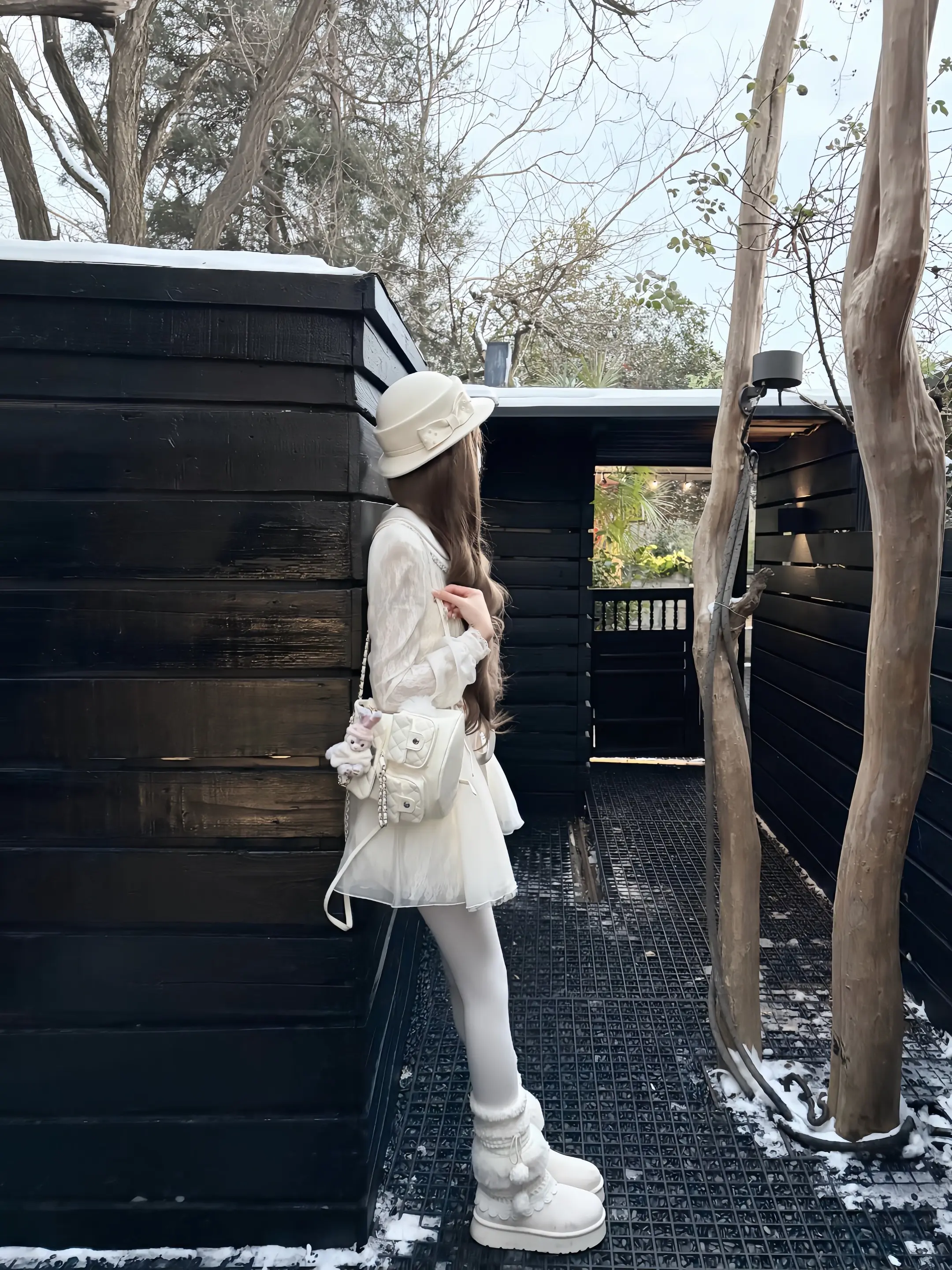 信任是张纸 你揉皱一次 我熨平一次 直到它薄得再也经不起一滴泪的重量