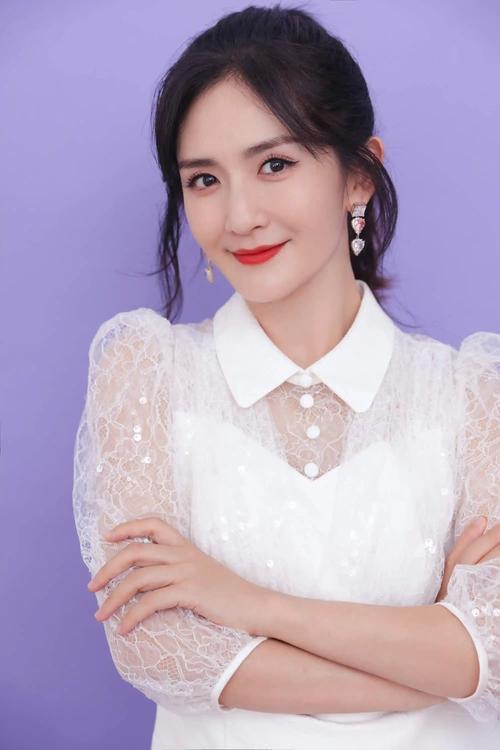 谢娜身上的反差感总透着股鲜活的烟火气，舞台上敢说敢闹撑得起场子，活脱脱热场小霸王