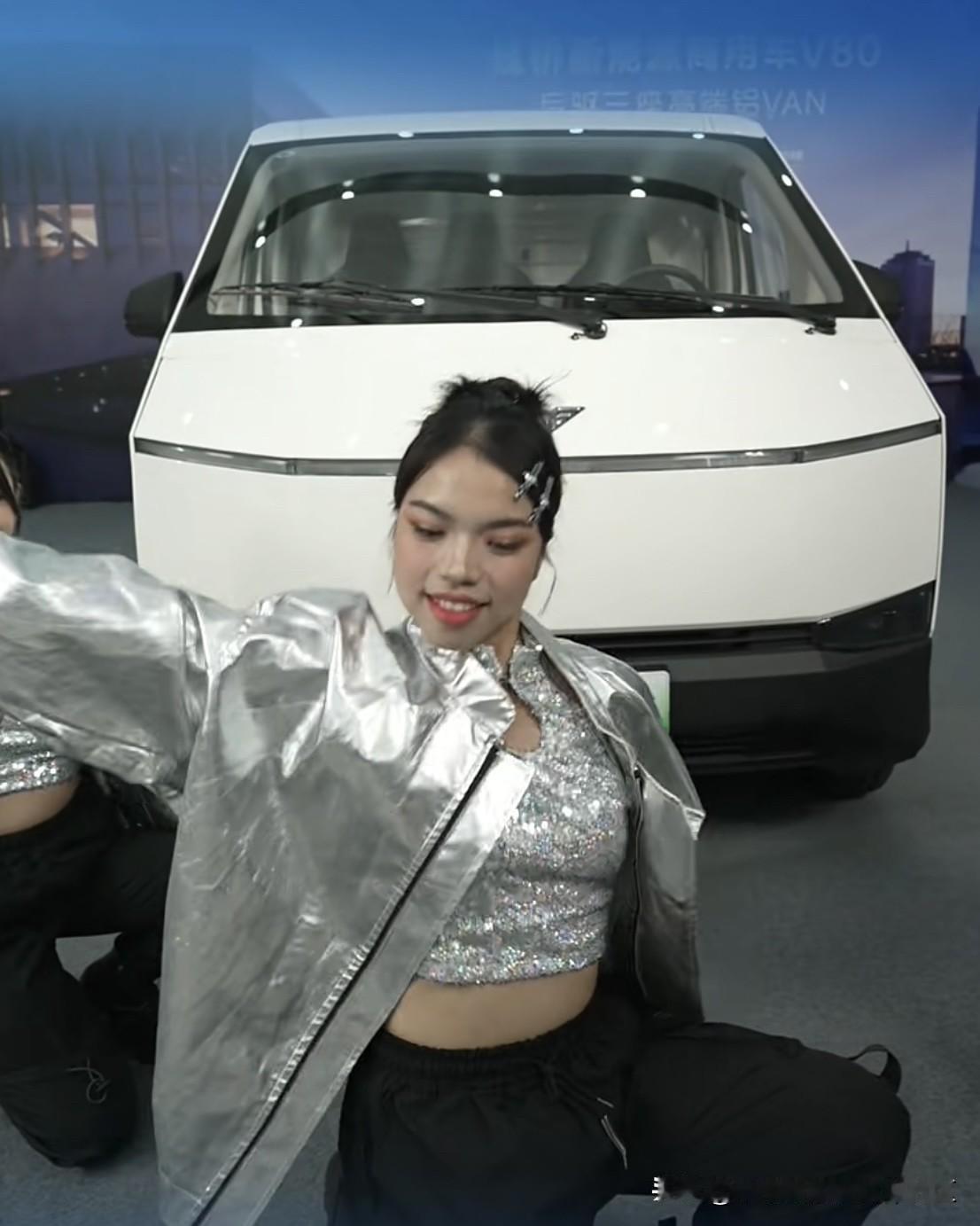 魏桥新能源商用车V80上市，售价10.18-11.08万元[思考]
这前脸，妥妥