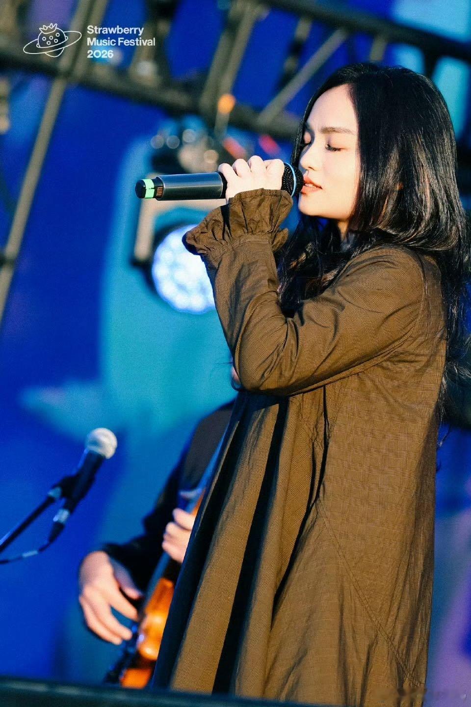草莓音乐节重温北京草莓音乐节温情时刻！凭借极具感染力的细腻唱腔征服全场，松弛自在