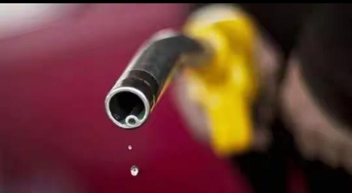 明明车里油箱还有不少余量，我还是赶在油价大幅上调之前，匆匆赶往加油站把油箱彻底加