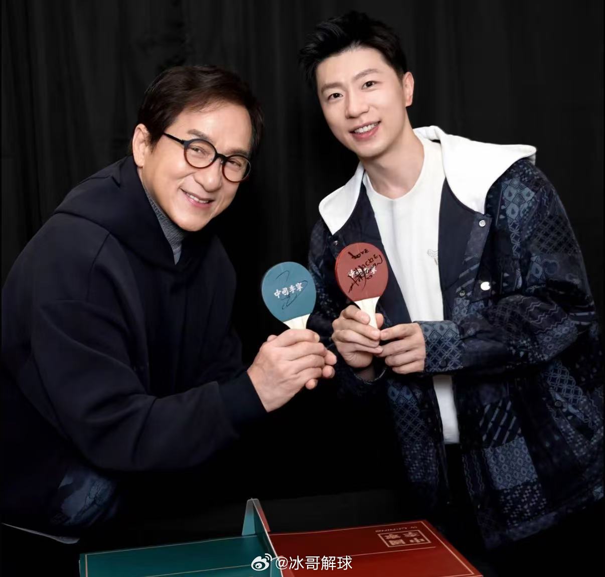 成龙马龙同框合影米兰时装周“双龙”同框！成龙与马龙跨界合影超吸睛，两大传奇同框闪