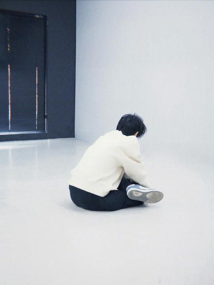 王俊凯发了工作照王俊凯忙完这个忙那个 王俊凯发了工作照 