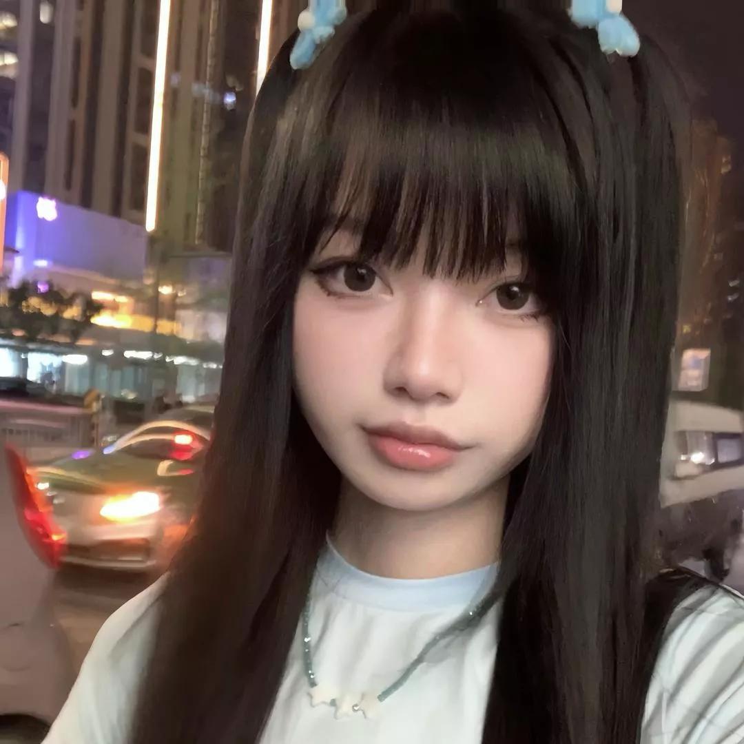 夜晚城市街头，少女浅笑盈盈，车灯点缀，氛围迷人。少女感微笑女孩 夜景气质少女 自