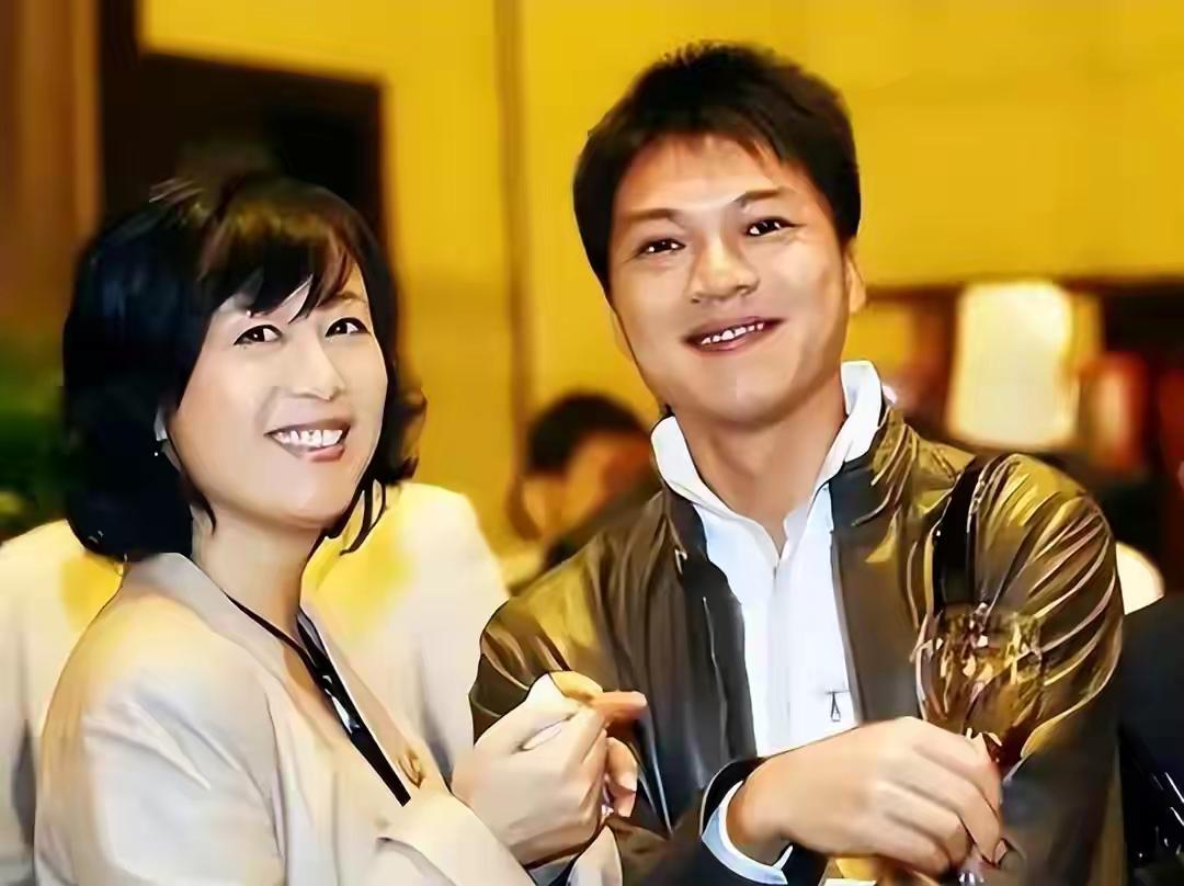 61岁的江嘉良曾是乒乓世界冠军，拿过9个世界冠军头衔，1988年娶了百花奖女配吴