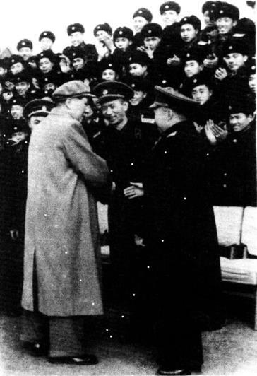 毛泽东主席与周希汉亲切握手(1957年3月3日)