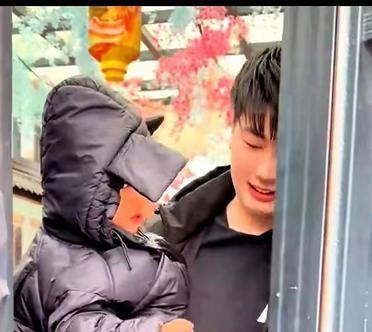 大衣哥家终于关掉了那个24小时的直播间。
朱小伟回村时，下巴尖了，抱孩子的手一点